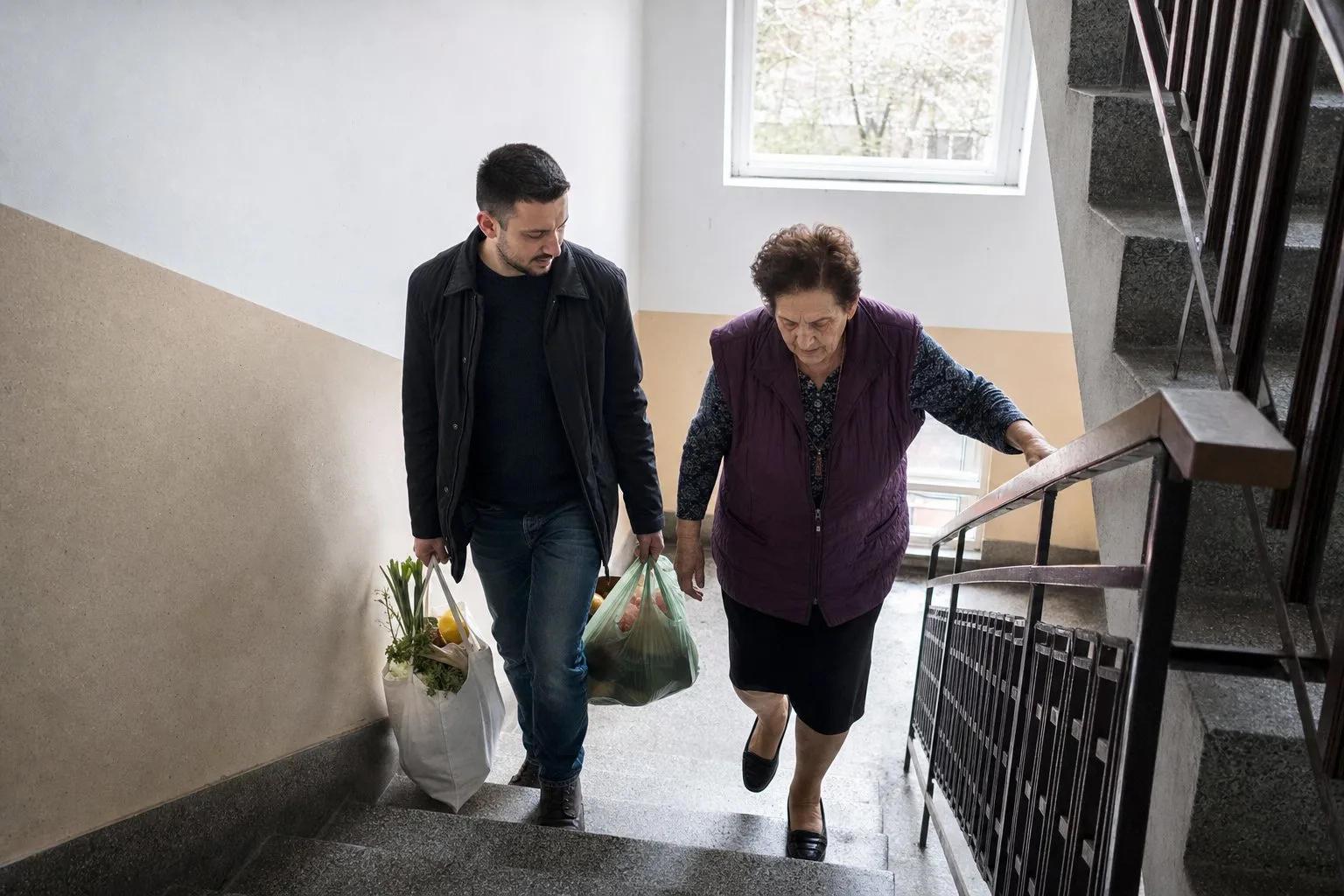 Citati o ljudima kroz pomoć starijem susjedu na stepenicama