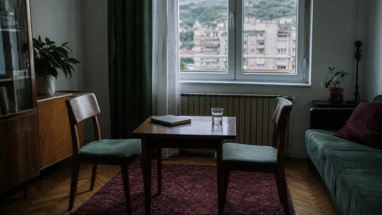 Dvije prazne stolice za stolom nakon neodržanog dogovora